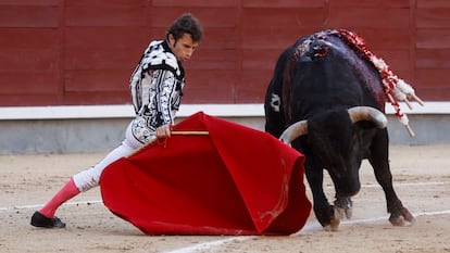 El diestro Fernando Robleño da un pase a su segundo toro durante la tradicional corrida Goyesca celebrada el 2 de mayo de 2024 en Las Ventas.
