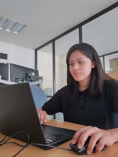 Andrea Martínez, becaria de Impulso STEM, es recién egresada de la carrera de Ingeniería de Desarrollo y Gestión de Software.