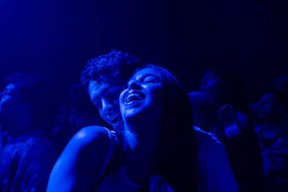 Dos jóvenes bailan una fiesta de neoperreo en un pequeño bar de Ciudad de México este 2 de diciembre. El neoperreo ha logrado altos niveles de popularidad entre los jóvenes mexicanos. 