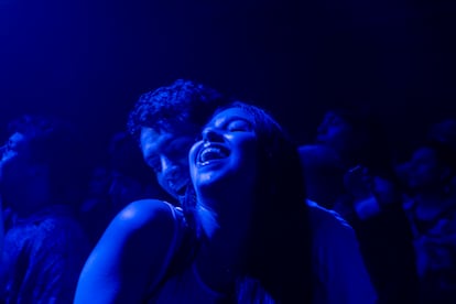 Dos jóvenes bailan una fiesta en un pequeño bar de Ciudad de México.