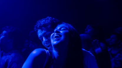 Dos jóvenes bailan una fiesta en un pequeño bar de Ciudad de México.