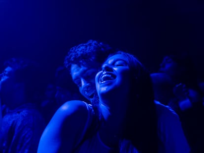 Dos jóvenes bailan una fiesta en un pequeño bar de Ciudad de México.