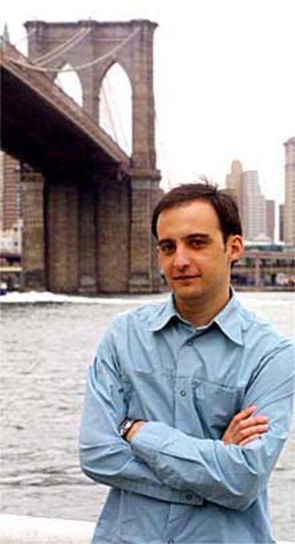 Alejandro Amenábar, bajo el puente de Brooklyn en Nueva York.