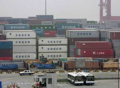 La caída de la demanda en los países ricos está ralentizando las exportaciones chinas. En la foto, contenedores en el puerto de Shanghai.