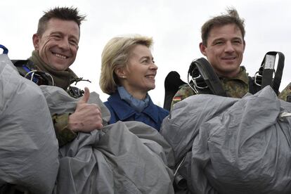 La ministra de Defensa alemana, Ursula von der Leyen, visita la escuela de paracaidismo de su Ej&eacute;rcito.