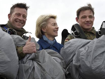 La ministra de Defensa alemana, Ursula von der Leyen, visita la escuela de paracaidismo de su Ej&eacute;rcito.