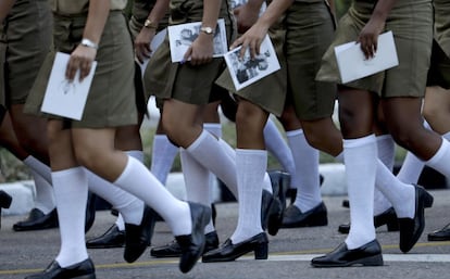 Cadetes de la Escuela Militar Camilo Cienfuegos (EMCC) sostienen fotografías de Fidel Castro camino a la ceremonia de Plaza de la Revolución. 