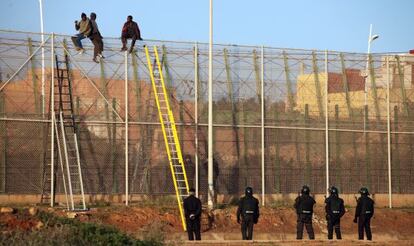 Inmigrantes encaramados a la valla de Melilla.