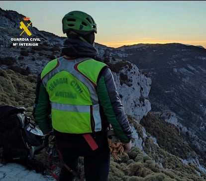 Agente de la Guardia Civil en la montaña, en una imagen de archivo.