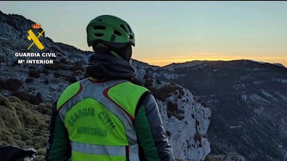 Agente de la Guardia Civil en la montaña, en una imagen de archivo.
