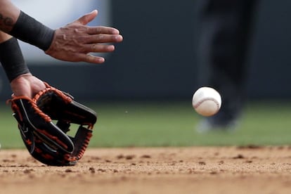 Um jogador do San Francisco Giants durante uma partida de beisebol em 4 de março 2014, em Scottsdale, Arizona, EUA.