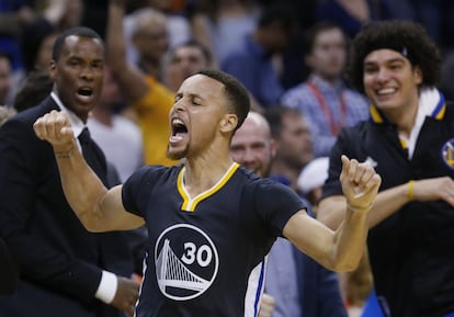 Curry celebra su triple ganador en Oklahoma.