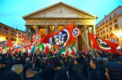 Manifestación de la organización fascista CasaPound delante del Panteón el 1 de mayo de 2018.