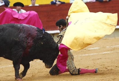 El torero Juan José Padilla recibe a su primero con una larga cambiada durante su faena con el capote, en la cuarta corrida de toros de la Feria de la Magdalena.