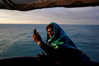 Un migrante se hace un 'selfie' a bordo del barco de rescate de la ONG Proactiva Open Arms en el Mediterráneo central cerca del puerto italiano de Taranto.