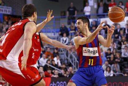 Navarro, ante dos jugadores del Suzuki Manresa.