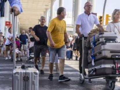 Multitud de turistas a su llegada al Aeropuerto de Palma de Mallorca.