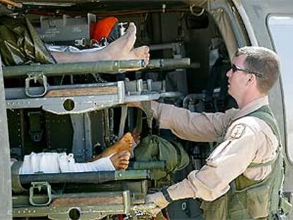 Un helicóptero estadounidense se prepara, ayer, para trasladar a seis iraquíes heridos.