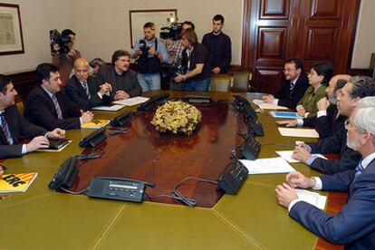 Los negociadores socialistas y populares, antes de comenzar la reunión.