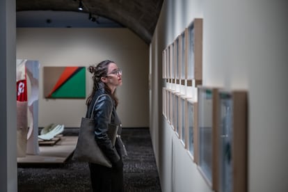 Una visitante, entre obras de Mauro Cerqueira, June Crespo y Jorge Eielson, en la inauguración de 'Gabinete en disolución', en el MIAC de Arrecife.