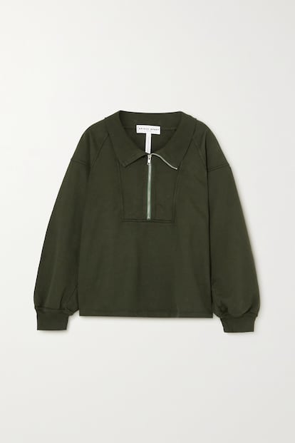 Con cremallera y confeccionado con tela de sudadera este polo es la prenda básica pero con estilo que andabas buscando para esta primavera. Es de la marca neoyorquina Apiece Apart y tiene un precio de 270€.