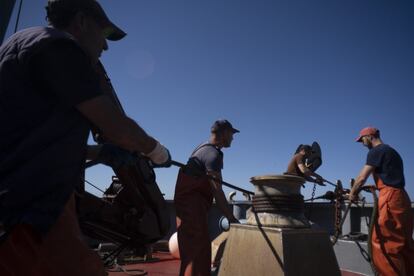 Varios pescadores tiran de sogas para preparar la formación de la almadraba.