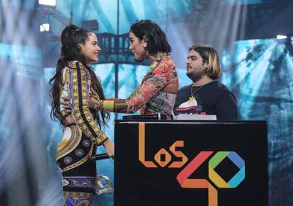 Rosalía, a la izquierda, y Dua Lipa se saludan en la gala de Los 40 Music Awards, en Madrid.