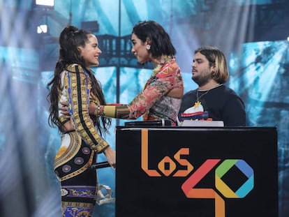 Rosalía, a la izquierda, y Dua Lipa se saludan en la gala de Los 40 Music Awards, en Madrid.