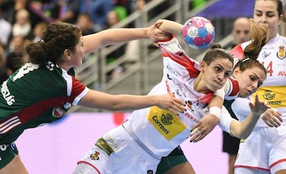 Alicia Fernandez Fraga intenta lanzar entre dos defensoras húngaras.