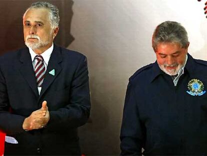 Lula (derecha) y el presidente del PT, José Genoino, el pasado sábado en São Paulo.