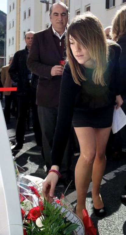 Sandra Carrasco deposita una flor en homenaje a su padre. Detrás, el líder del PSE guipuzcoano, Iñaki Arriola.