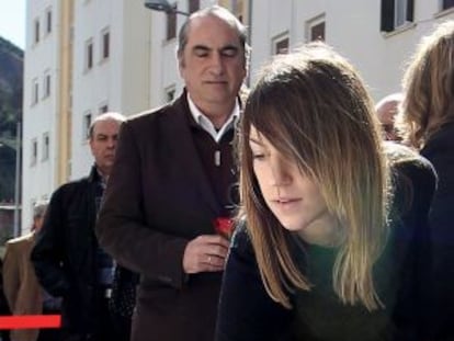 Sandra Carrasco deposita una flor en homenaje a su padre. Detrás, el líder del PSE guipuzcoano, Iñaki Arriola.