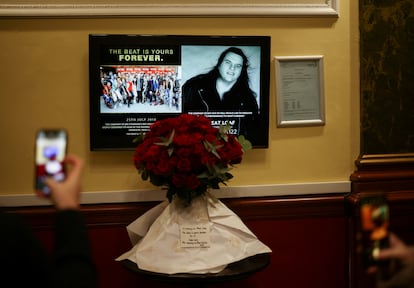 Ramo de flores, mensajes y fotos colocadas en memoria del difunto Meat Loaf en el teatro New Wimbledon Theater, en Londres.
