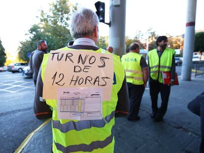 Los trabajadores protestan este lunes en la jornada de huelga en San Lorenzo de El Escorial.
