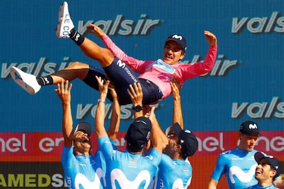 El ecuatoriano Richard Carapaz (Movistar) ganó este domingo su primer Giro de Italia, tras defender su ventaja en la clasificación general sobre Vincenzo Nibali (Bahrein) en los 17 kilómetros de contrarreloj final disputada en Verona. En la imagen, los compañeros de equipo de Carapaz celebran con él su victoria.