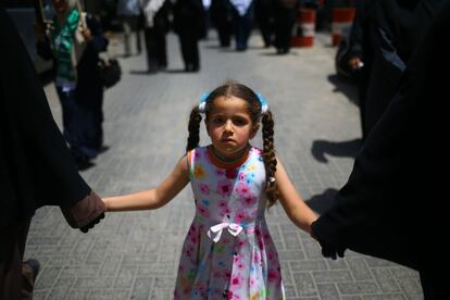 Una niña palestina atiende una marcha en Ciudad de Gaza con motivo del 69 aniversario de la 'Nakba' ('catástrofe', en árabe) en referencia al nacimiento del Estado de Israel en la Palestina bajo mandato británico.