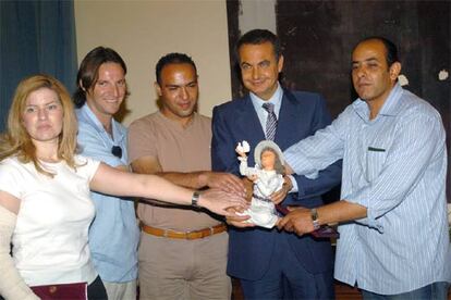 Jos Luis Rodrguez Zapatero (c), con representantes de las juventudes del Partido Laborista Israel (Sharon Erde, vicepresidenta IUSY y Labour Youth, y Alex Shtendel -d-), y de las Juventudes de Al Fatah (Ismail Sommada -i-, vicepresidente IUSY y Ftah Youth, y Saleh Ali).