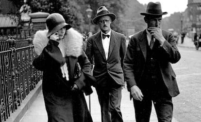 James Joyce (centro) el día de su boda con Nora Barnacle, en Londres en 1931.