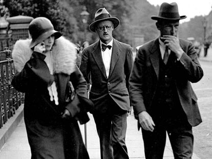 James Joyce (centro) el día de su boda con Nora Barnacle, en Londres en 1931.