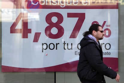 Fachada de un banco que anuncia el lanzamiento de un depósito.