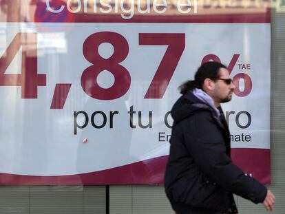 Fachada de un banco que anuncia el lanzamiento de un depósito.