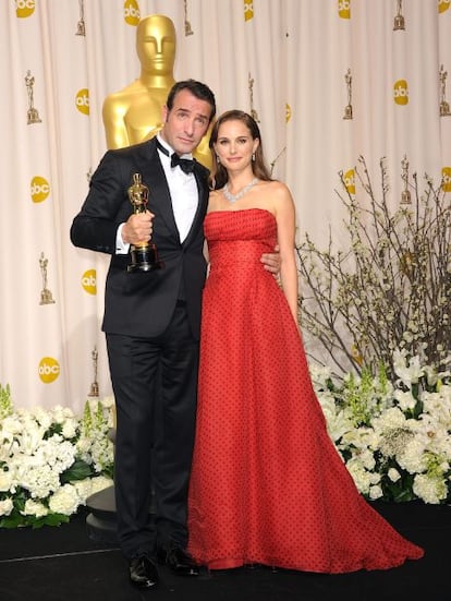 El oscarizado Jean Dujardin posa junto a Natalie Portman con un modelo de esmoquin, camisa blanca y pajarita de la firma Lanvin.