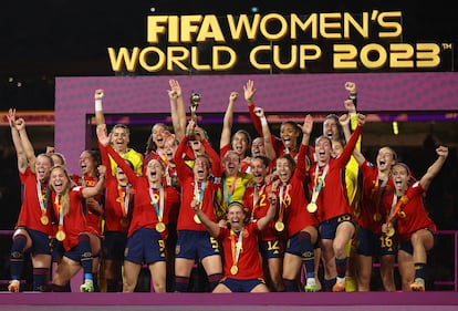 Las jugadoras de España, campeonas del mundo en Australia y Nueva Zelanda, celebran la consecución del título.
