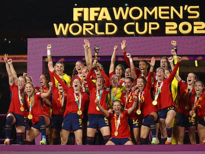 Las jugadoras de la selección española levantan el título de campeonas del mundo, ayer en Sídney (Australia).