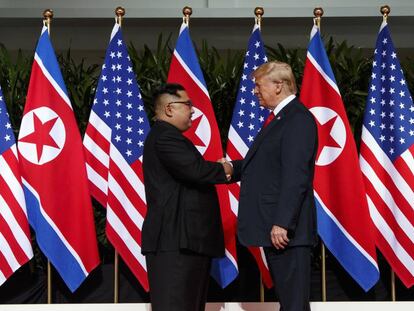 El presidente de EE UU, Donald Trump, junto al líder norcoreano, Kim Jong-un, durante su encuentro en Singapur el pasado martes.
