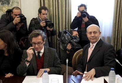 El ministro de Educación, Cultura y Deporte, José Ignacio Wert (derecha) y el secretario de Estado, José María Lassalle, durante la reunión con la industria del cine.