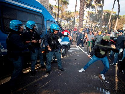 Un grupo de manifestantes se enfrentaba este sábado a la policía en Roma.