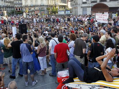 Un momento del "Debate del Pueblo", celebrado ayer en la Puerta del Sol de Madrid.