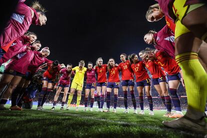 Las jugadoras de la selección española se abrazan antes del partido.