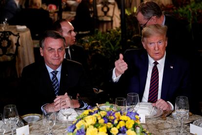 Donald Trump recebe o presidente Jair Bolsonaro para um jantar em Palm Beach, Flórida, em março deste ano.